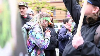 La marihuana ya es legal en Alemania y cientos de personas lo celebran en Berlín