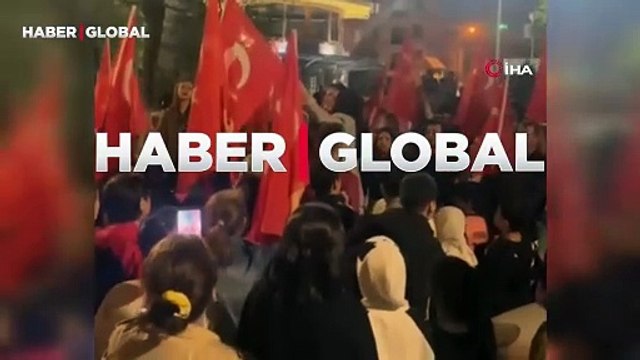 İstanbul'da seçimi kazanan kadın muhtara bando eşliğinde kutlama