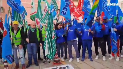 Sciopero dei lavoratori del commercio, flash mob davanti alla prefettura a Cagliari