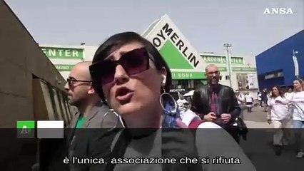 "Vogliamo dignita'" il flash mob dei lavoratori del commercio a Porta di ROma