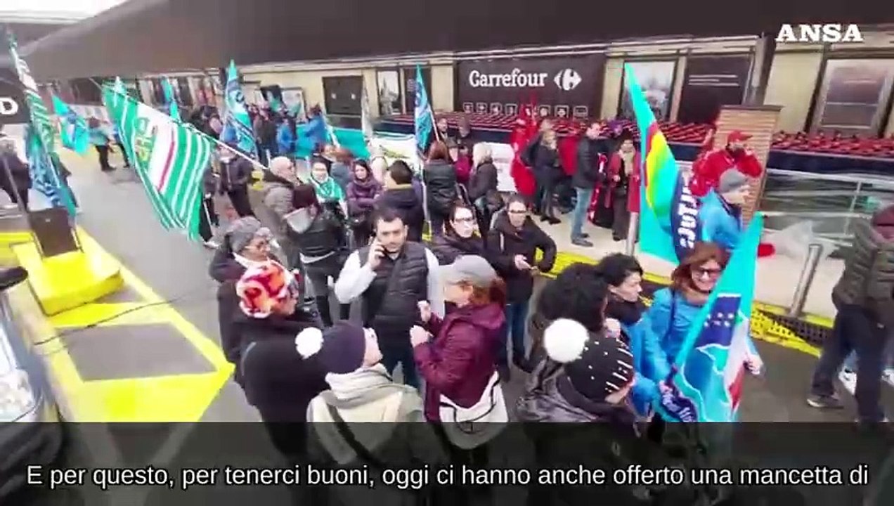 Sciopera la grande distribuzione, presidio lavoratori davanti al Carrefour a Torino