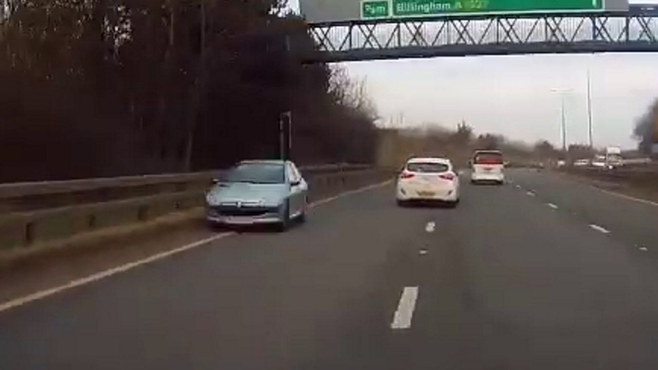 Autofahrer weichen aus, um Falschfahrer zu überholen