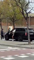 Ce joueur du FC barça sort de sa voiture pour faire face à un supporter qui l'insulte