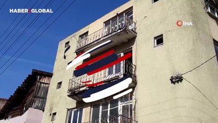 Evin balkonundan koptu, hasara neden oldu