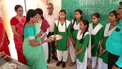 विद्यार्थियों को तिलक लगाकर दिलाया प्रवेश, शुरु हुआ कक्षाओं का संचालन