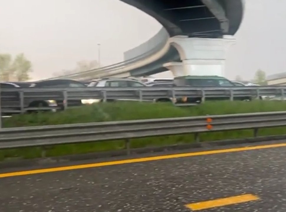 Milano-Torino, gli automobilisti si fermano per la grandine