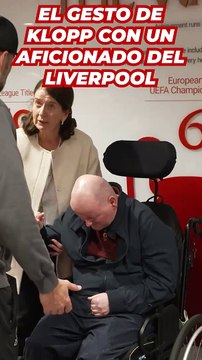 Jürgen Klopp recibe a un aficionado del Liverpool que fue atacado brutalmente por ultras de la Roma