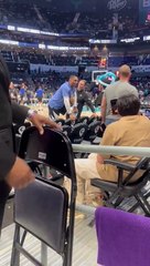 ¡Russell Westbrook enfrentado a un fanático de los Hornets!