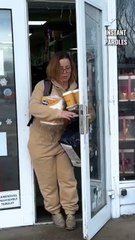 Cet homme sans-abri réalise un geste précieux pour toutes les personnes qui sortent de ce magasin