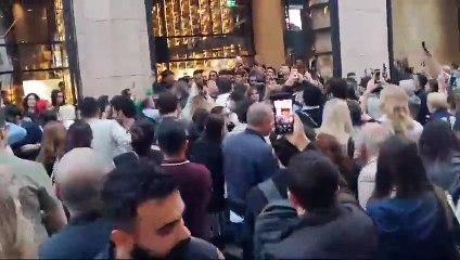 İmamoğlu, seçim zaferinin ardından İstiklal’de yurttaşlarla beraber