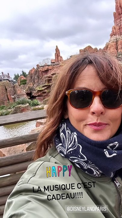 Faustine Bollaert profite d'un super séjour à Disneyland Paris avec son mari Maxime Chattam et leurs enfants Abbie et Peter.