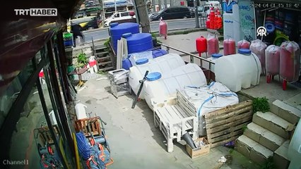 Beyoğlu'nda İETT otobüsü kaldırıma çıktı: 2 yaralı