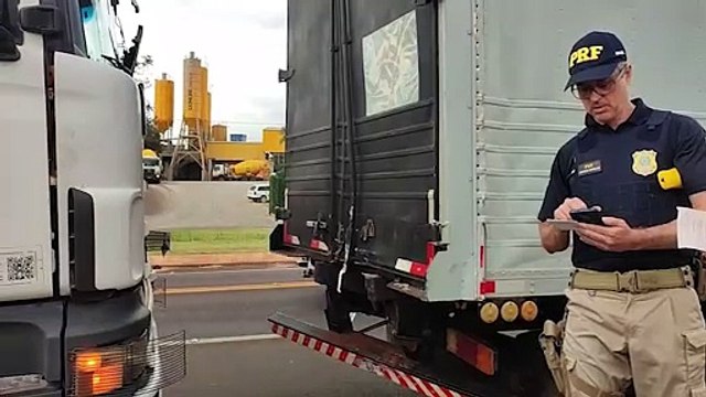 Caminhões se envolvem em colisão traseira na rodovia BR-277, em Cascavel