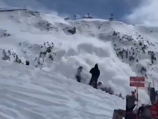 Il video dell'enorme valanga sulla stazione sciistica di Zermatt, in Svizzera
