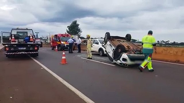 Capotamento mobiliza equipes do Siate no Trevo Cataratas na BR-277 em Cascavel