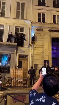 Il y a de l’ambiance dans les #beaux #quartiers ce soir et tout, absolument tout le #commissariat est de #sortie pour #interpeller le #superman en herbe