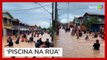 Moradores fazem 'festa da piscina' em rua tomada por enchente no Amazonas
