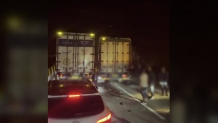 고속도로서 화물차 연쇄 교통사고...6대 잇따라 사고 / YTN
