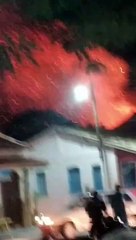 Incêndio de grandes proporções atinge casa na Bahia