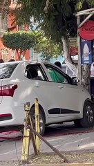 Un hombre murió de un infarto mientras conducía su vehículo y se impactó contra un árbol