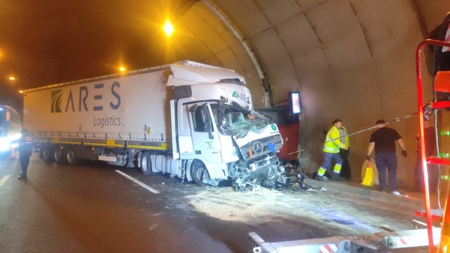 Orhangazi Tüneli'nde TIR duvara çarptı, otoyol bir saat ulaşıma kapandı
