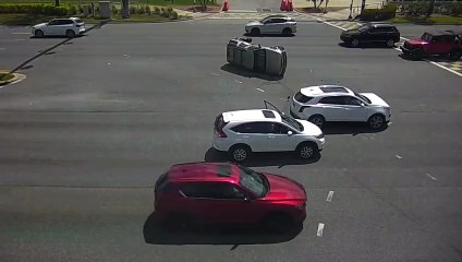Condutores prestam ajuda após colisão na Flórida, EUA