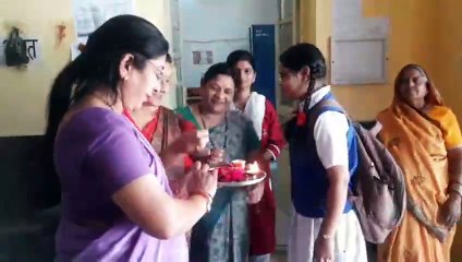 1 अप्रैल से स्कूल शुरू बच्चों का तिलक लगाकर हुआ स्वागत