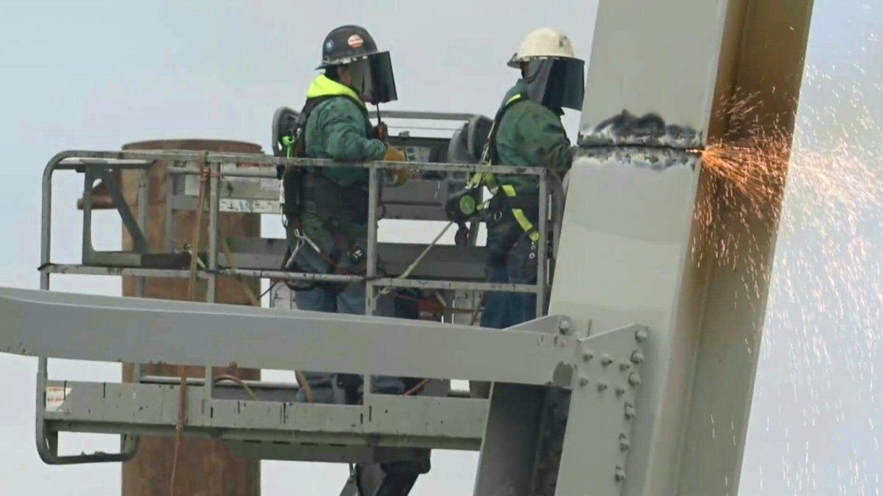 Erstes Stück von eingestürzter Brücke in Baltimore entfernt