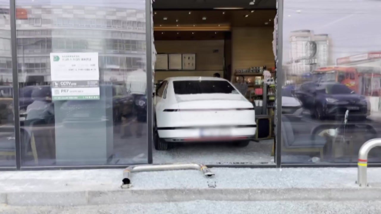 50대 여성 몰던 승용차 카페로 돌진...8명 다쳐 / YTN