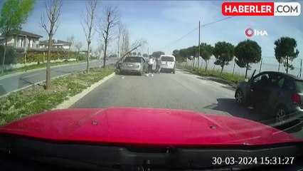 Refüje çarpan otomobil takla atarak ters yöne uçtu, otomobile çarptı...Kaza anı kamerada