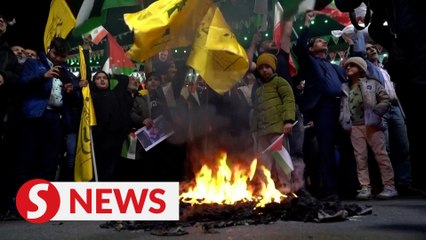 Video herunterladen: Iranians condemn suspected Israeli attack on embassy in Syria