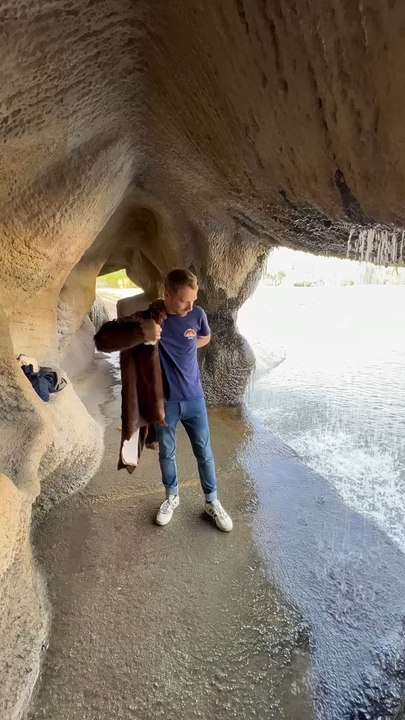 Tout lâcher pour enfiler un manteau préhistorique et rencontrer nos ancêtres Homo sapiens ☀️ C’est possible, le parc de la préhistoire réouvre ses portes en Ariege 