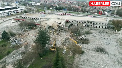 Elazığ'da 44 yıllık eski terminal binasının yıkımı devam ediyor