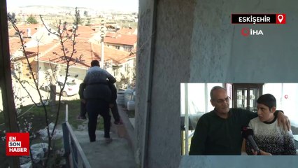 Eskişehir’de 73 yaşındaki baba kızını metrelerce sırtında taşıyor