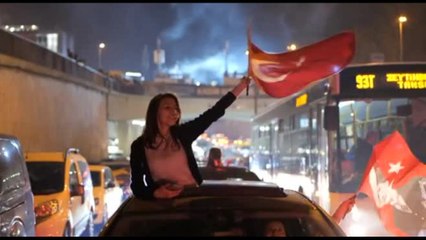 Turchia, in migliaia a Istanbul festeggiano la sconfitta di Erdogan