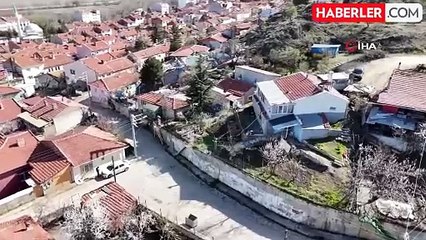 73 yaşındaki baba ayağındaki platine rağmen kızını metrelerce sırtında taşıyor