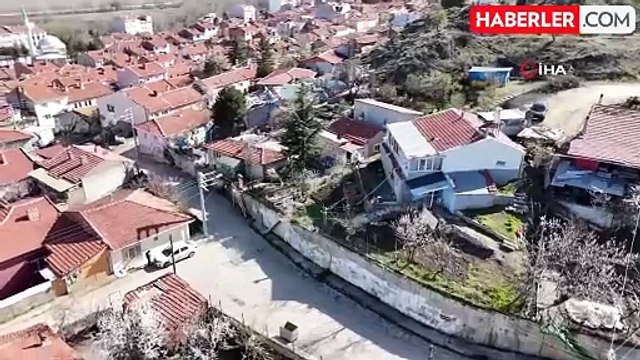 73 yaşındaki baba ayağındaki platine rağmen kızını metrelerce sırtında taşıyor