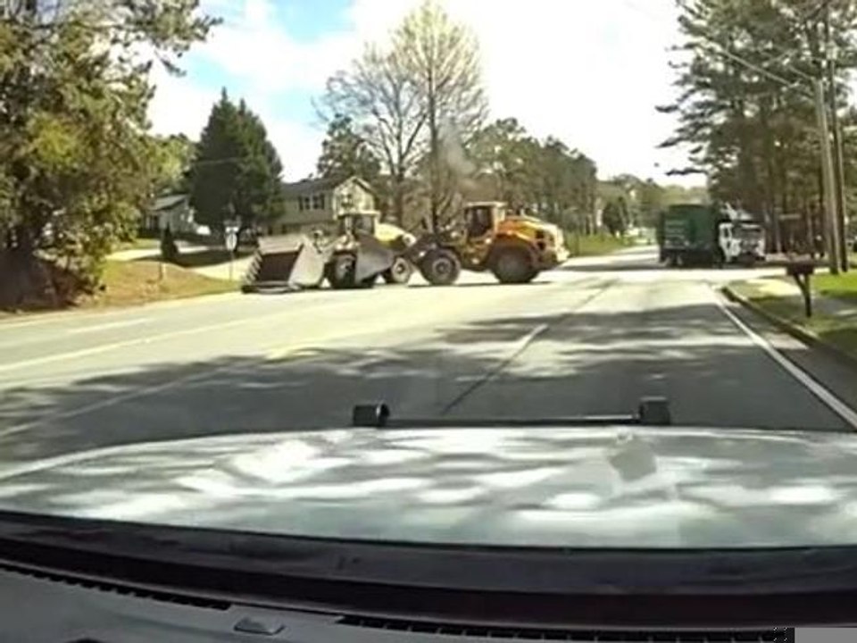 Il rocambolesco inseguimento in Georgia: ruba la ruspa dalla ditta che l'ha licenziato e si dà alla fuga