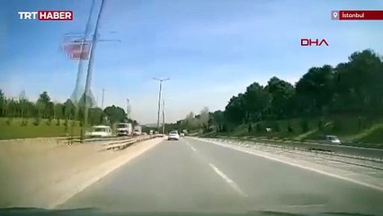 Makas atarak ilerleyenler iki otomobile çarpıp kaçtı
