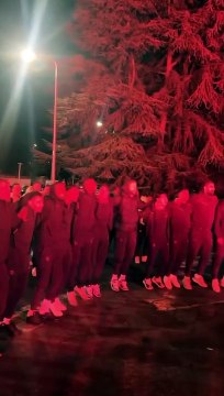 Retour sur l’accueil à #Paris en pleine nuit du #PSG après leur #victoire face à l OM. Les #joueurs #parisiens communient avec leurs fervents #supporters, nous y étions ! #OMPSG