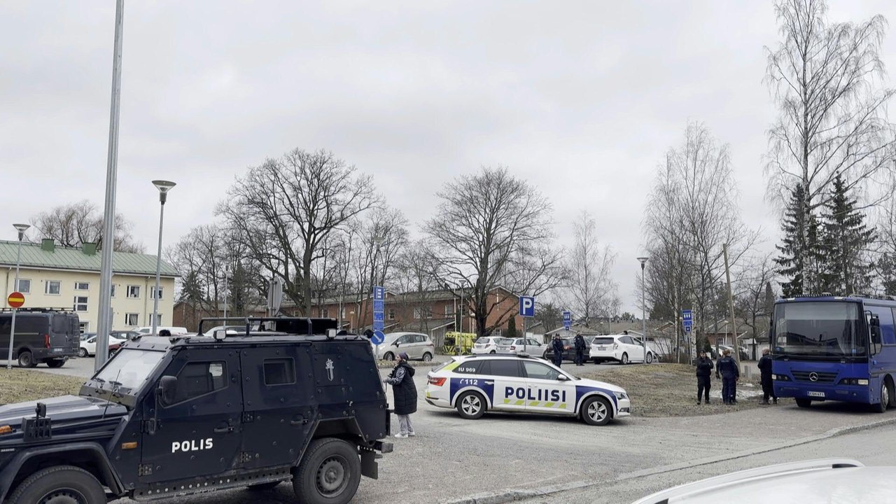 Zwölfjähriger verletzt offenbar drei Kinder mit Schüssen in finnischer Schule