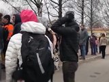 Un 12enne spara a scuola in Finlandia: i genitori in apprensione radunati davanti all'istituto