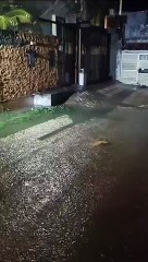 Água da chuva invade casas no bairro de Armação