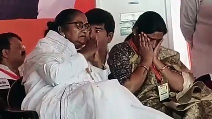 Tải video: Video: टिकट कटने पर छलका सांसद संघमित्रा मौर्य का दर्द, भाषण से पहले मंच पर लगीं रोने