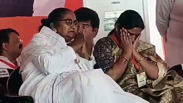 Video: टिकट कटने पर छलका सांसद संघमित्रा मौर्य का दर्द, भाषण से पहले मंच पर लगीं रोने