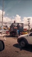 Dupla tenta furtar caminhão da Comlurb em Benfica