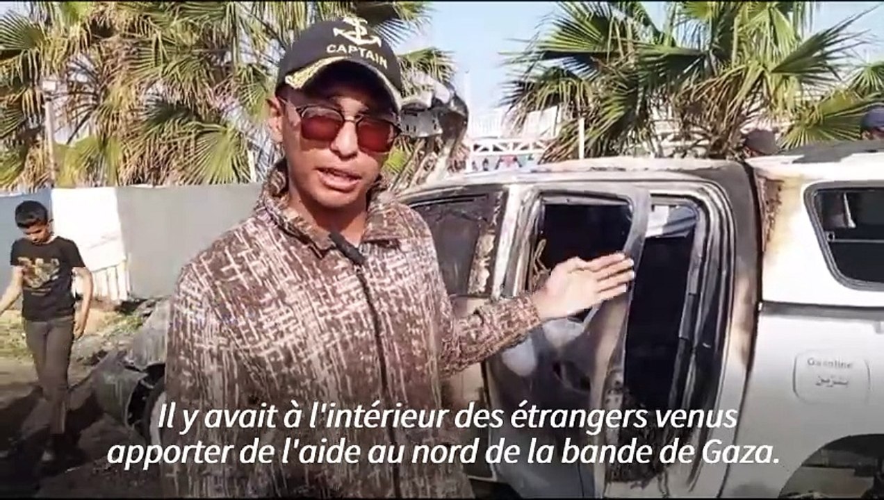 Humanitaires tués à Gaza: des Palestiniens se rassemblent autour du véhicule détruit