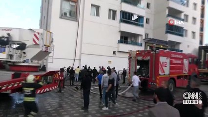 Alevler arasında kalan itfaiye eri kendini itfaiye hortumuyla aşağı bıraktı!