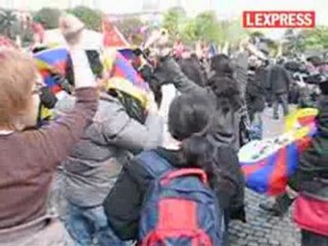 Chinois et pro-tibétains se font face