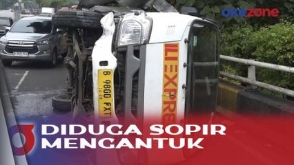 Mobil Jasa Ekspedisi Terguling di Tebet, Sempat Tabrak Tiang Lampu
